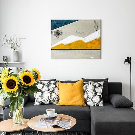M&R Apartament Airport&Business Premium Komputerowa - Underground Garage - Free Wifi - Netflix - Self Check-In - 5 Min From Chopin Airport Warsaw Ngoại thất bức ảnh