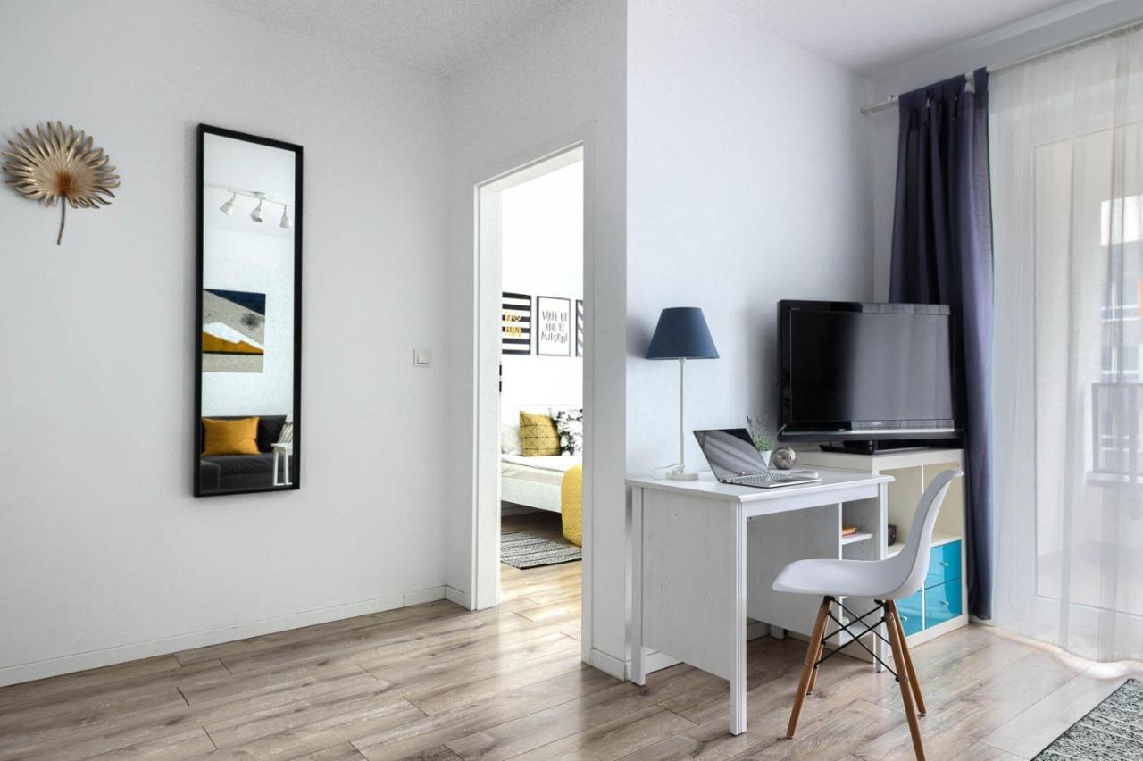 M&R Apartament Airport&Business Premium Komputerowa - Underground Garage - Free Wifi - Netflix - Self Check-In - 5 Min From Chopin Airport Warsaw Ngoại thất bức ảnh